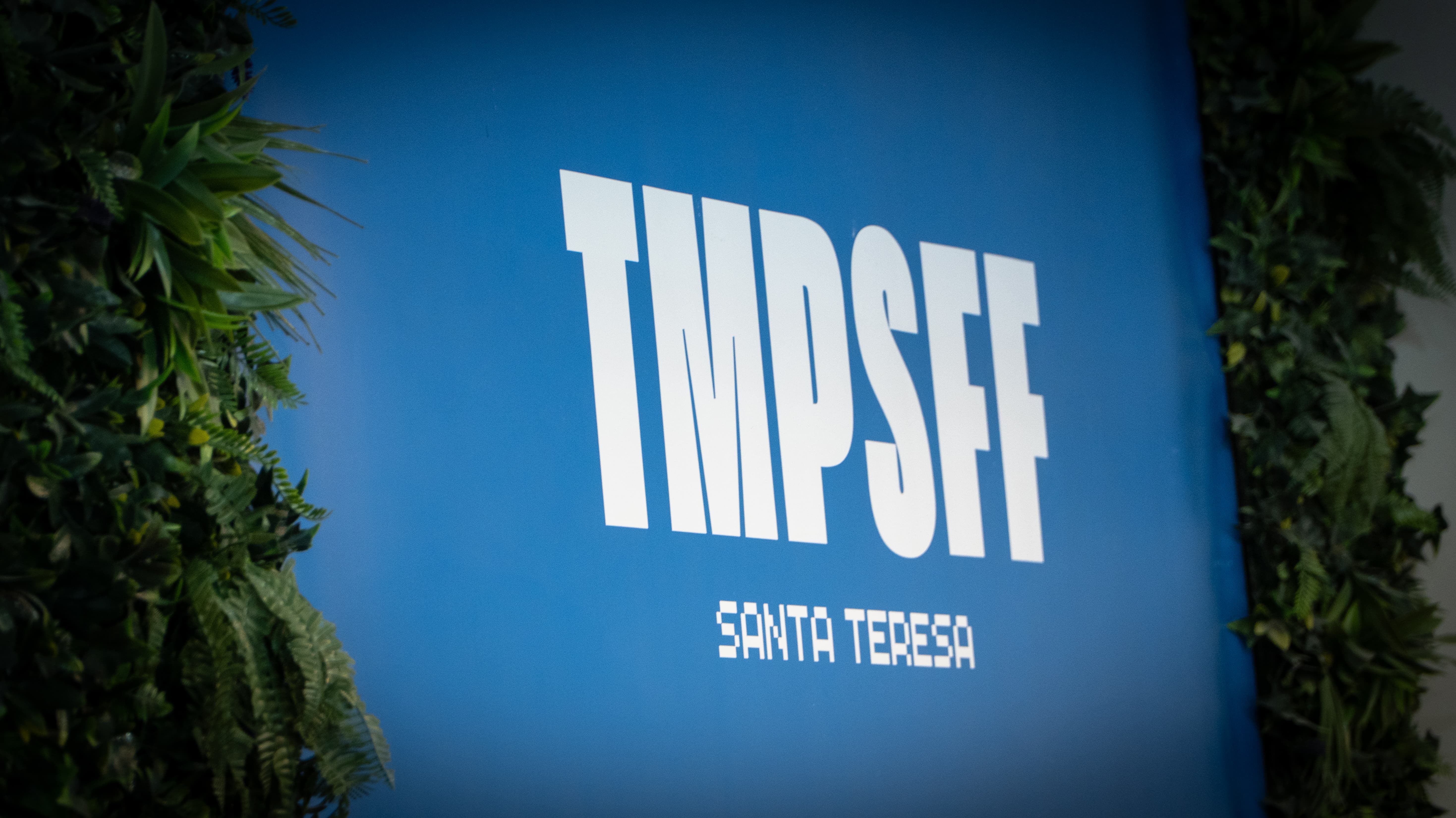 Nuestro equipo de entrenadores junto a clientes contentos